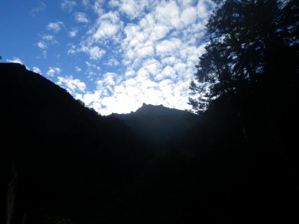 逆光と北穂の稜線。